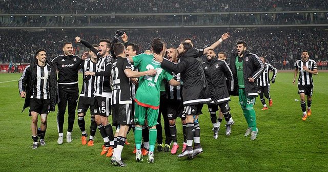 Beşiktaş Galatasaray&#039;ı 2-1&#039;lik skorla geçti