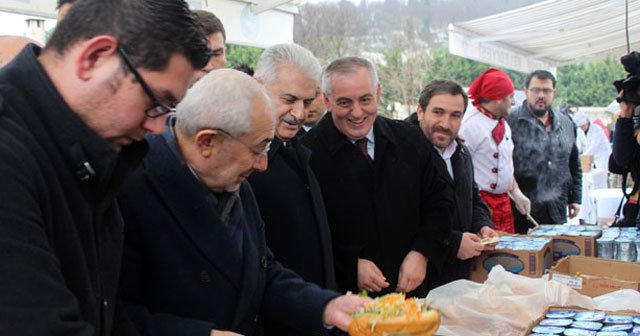 Binali Yıldırım hamsi dağıttı