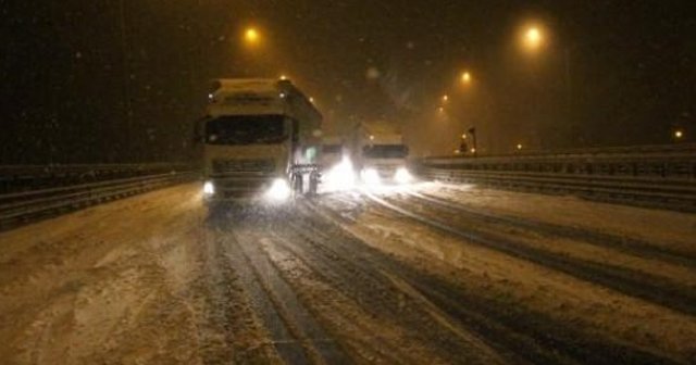 Bolu Dağı&#039;nda kar ulaşımı aksattı