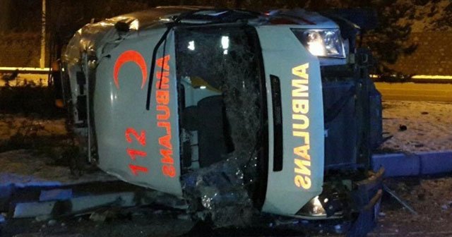 Buzdan kayan ambulans devrildi, 2 yaralı