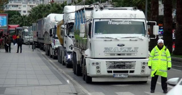 Çanakkale feribot iskelesinde araç yoğunluğu