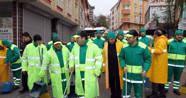 Çevreci başkan, temizlik işçileriyle sokakları süpürdü