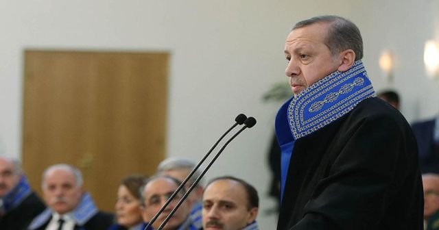 Cumhurbaşkanı Erdoğan &#039;Sayıştay cübbesi&#039; giydi