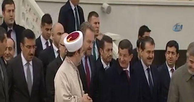 Davutoğlu, cuma namazını Ahmet Hamdi Akseki Camii&#039;nde kıldı