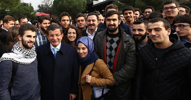 Davutoğlu, Cuma namazını üniversitede öğrencilerle kıldı