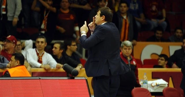 Ergin Ataman ile taraftarlar arasında gerginlik