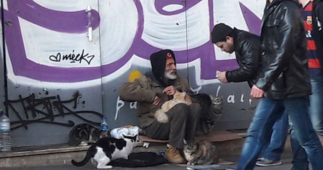 Eski söz yazarının İstiklal Caddesi&#039;ndeki yaşam mücadelesi