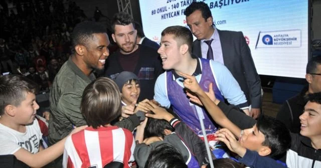 Eto'o'ya genç sporculardan yoğun ilgi