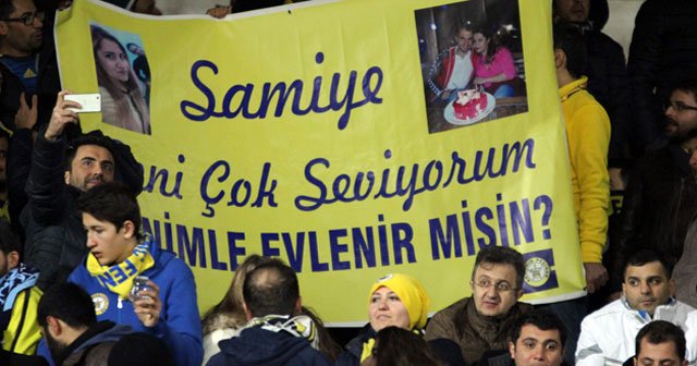 Fenerbahçe taraftarından maçta evlilik teklifi