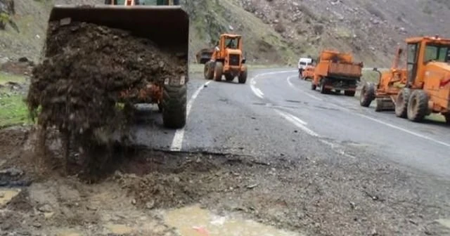 Hendekler kapatıldı, karayolu açıldı