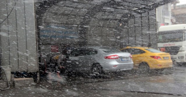 İstanbul&#039;da kar yağışı şiddetini arttırdı