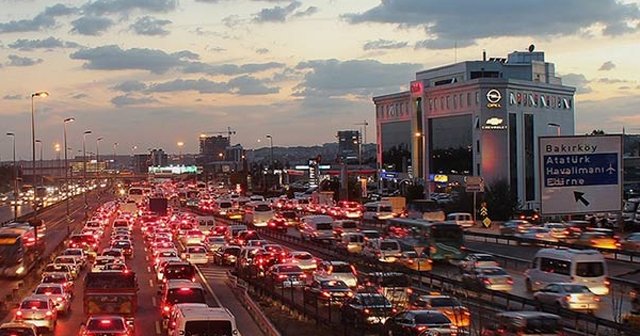 İstanbul&#039;da trafik felç oldu