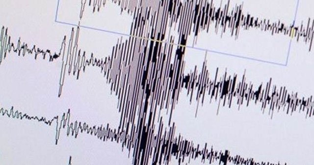 İzmir'de 4 büyüklüğünde deprem meydana geldi