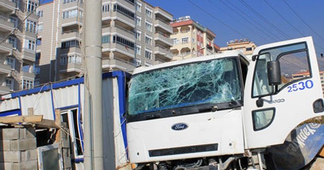 Kamyon 6 aracı biçti, bekçi kulübesinde durdu