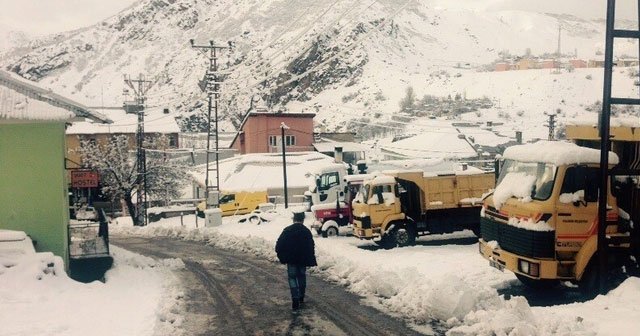 Kar nedeniyle yollar kapandı