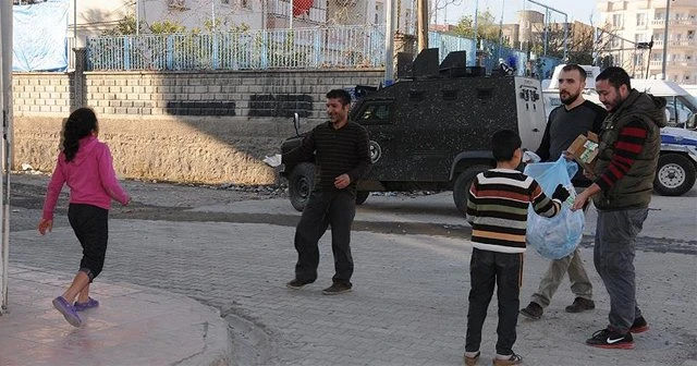 Nusaybin'de vatandaşlara kandil simidi dağıtıldı