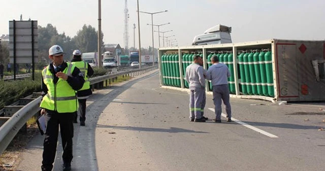 Oksijen yüklü TIR devrildi, yol trafiğe kapandı