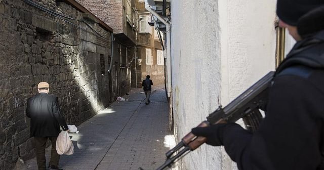 Operasyonların sürdüğü Sur&#039;da vatandaşlara ekmek dağıtıldı