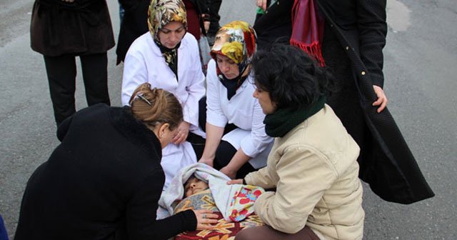 Otomobilin çarptığı öğretmenin yardımına meslektaşları yetişti