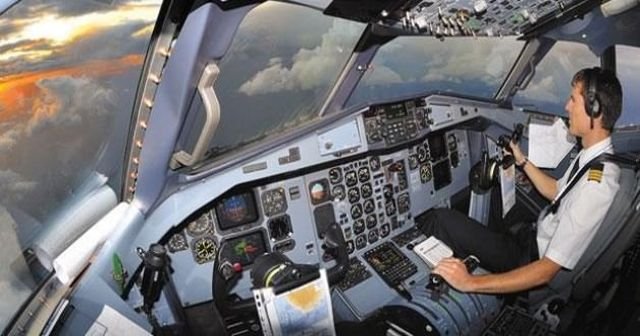 Pilot, denizi kirleten gemiyi şikayet etti