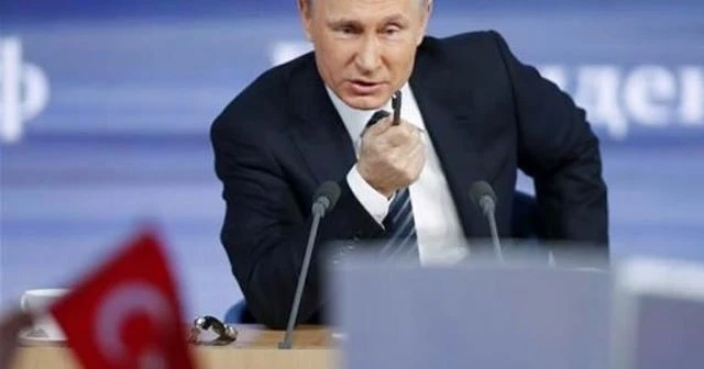 Putin'e Türk bayrağı sallayan kişi bakın kim çıktı