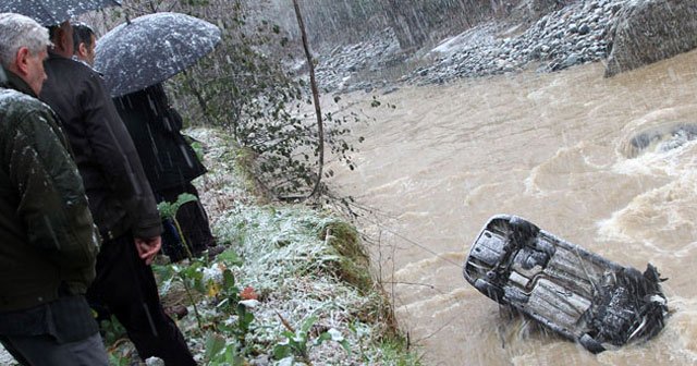 Rize&#039;de otomobil dereye uçtu, 1 kayıp, 4 yaralı