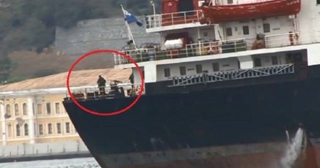 Rus kargo gemisinde makineli tüfek