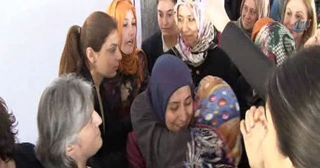 Sare Davutoğlu'na yaşlı kadından sevgi gösterisi