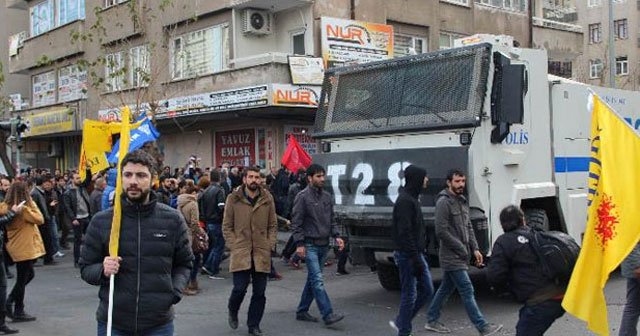 Sur’a yürümek isteyen grup, barikat kurarak, polise saldırdı