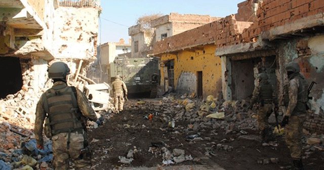 Diyarbakır&#039;da çatışmalar şiddetlendi, 2 asker yaralı