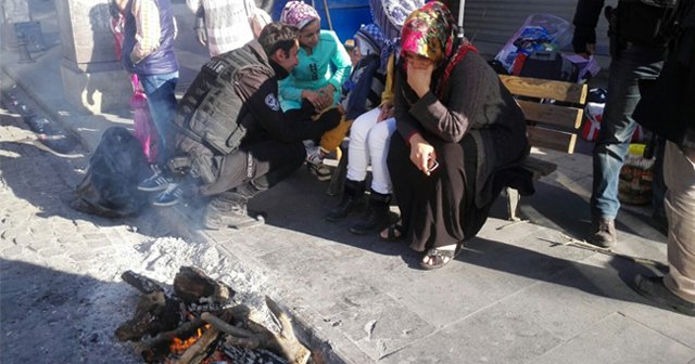 Sur’da görevli polisler, kumanyalarını vatandaşlarla paylaştı