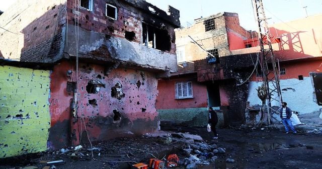 Sur&#039;daki PKK terörü vatandaşları göçe sürükledi