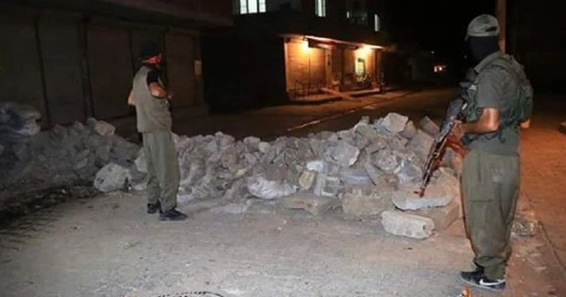 Tanklar o barikatları ateş altına aldı