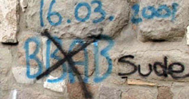 Tarihi kaleyi yazılarla kirlettiler
