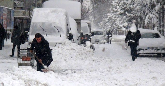 Tatvan’da kar kalınlığı yarım metreyi buldu