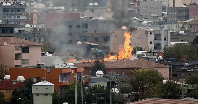 Teröristler Cizre&#039;de iki okulun çatısını ateşe verdi