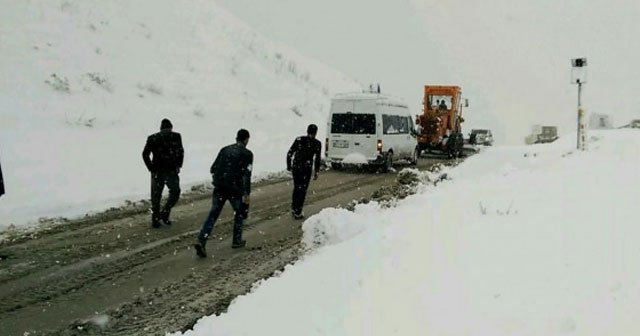 Tipide mahsur kalanların yardımına Karayolları ekipleri yetişti