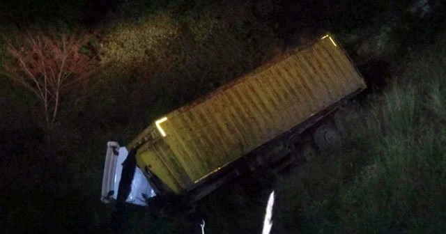 TIR, 20 metrelik şarampole uçtu