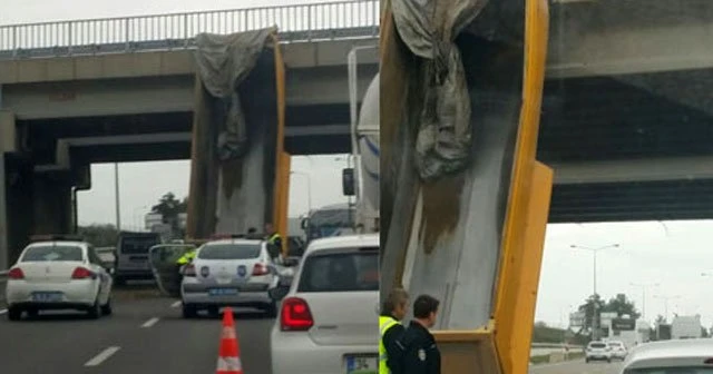 TIR’ın dorsesi üst geçitte asılı kaldı