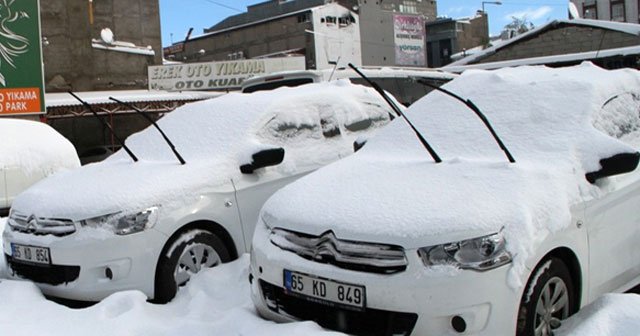 Van’da kar yağışı hayatı felç etti