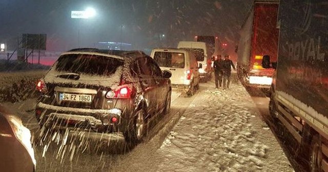 Yoğun kar yağışı ulaşımı olumsuz etkiledi