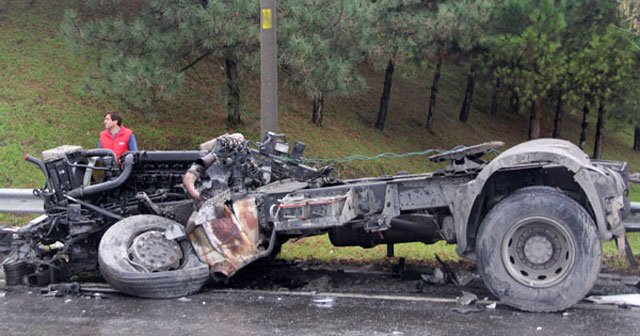 Yolcu otobüsü ile TIR çarpıştı, 25 yaralı