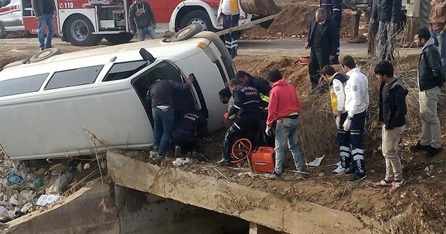 11 yaşındaki çocuğun kullandığı minibüs devrildi