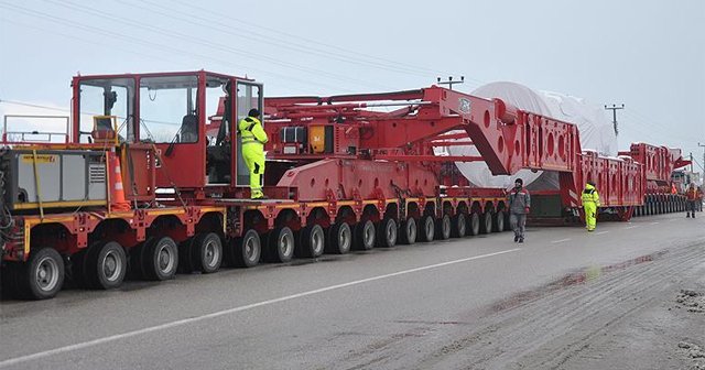 288 tekerlekli devasa araç görenleri şaşırtıyor