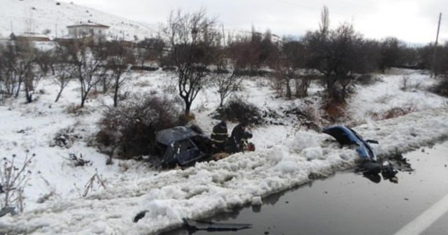 Afyonkarahisar&#039;da kaza, 1 ölü 3 yaralı