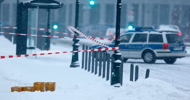 Angela Merkel&#039;in ofisinde bomba alarmı