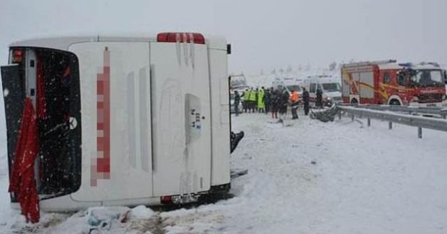 Ankara&#039;da yolcu otobüsü devrildi, 25 yaralı