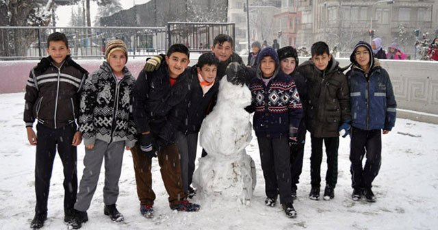 Antalya beyaza büründü, okullar tatil oldu