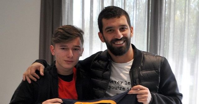 Arda Turan genç futbolcuyla buluştu