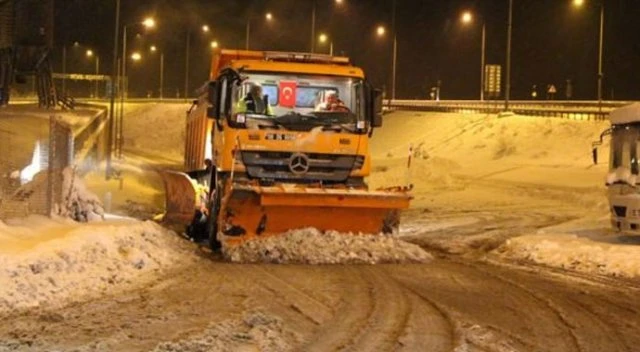 Bakan Yıldırım yeni yıla kar küreyerek girdi